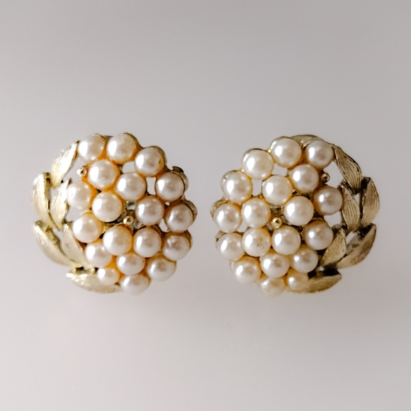 Vintage Jewelry Vintage Lisner Pearl Cluster Clip On Earrings